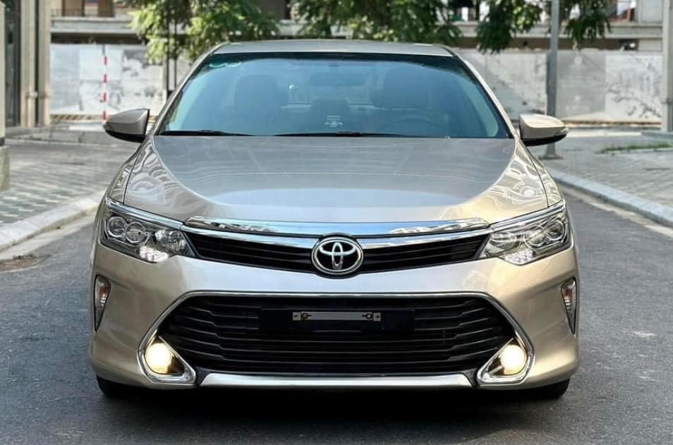 Lăn bánh 6 năm, Toyota Camry cũ trượt giá ngang một chiếc Vios 'đập hộp'