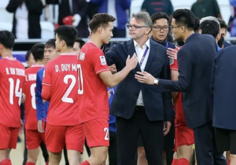 Hội cầu thủ Việt Nam đồng loạt đăng bài chia tay HLV Troussier, Quang Hải chưa lên tiếng