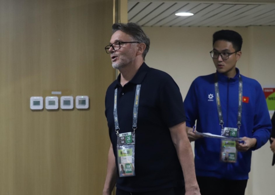 HLV Troussier vẫn ở lại Việt Nam