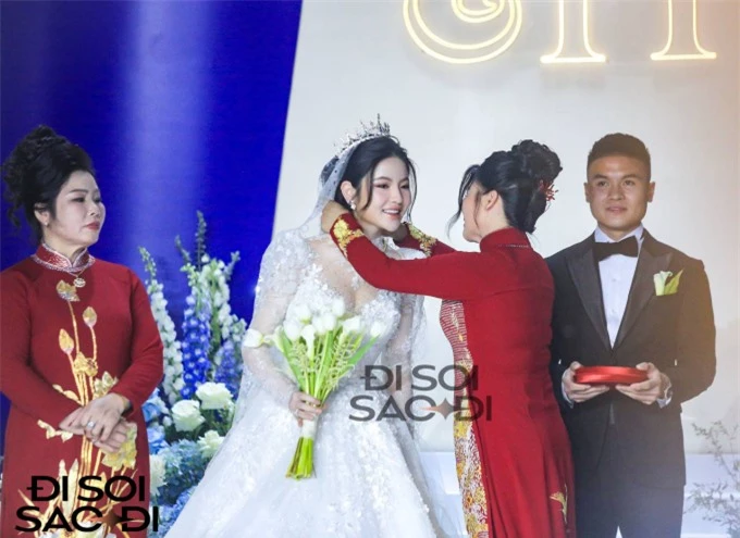 Trong đám cưới diễn ra vào ngày 28/3, mẹ Quang Hải đã tặng 3 chiếc kiềng bằng vàng giá trị cho cô con dâu Chu Thanh Huyền