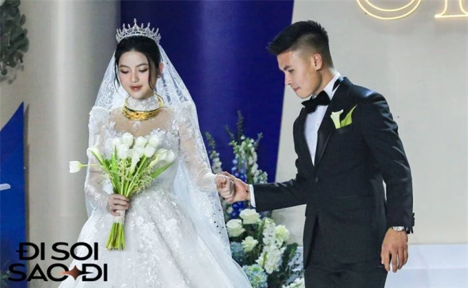 Khoảnh khắc Quang Hải tinh tế đỡ tay cho bà xã. Sau hôm nay, vợ chồng Quang Hải sẽ tiếp tục tổ chức tiệc cưới ở một khách sạn tại Hà Nội vào ngày 6/4