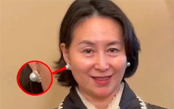 Hà Siêu Quỳnh đeo đôi bông tai kỷ vật xuất hiện trên sóng truyền hình và trước công chúng