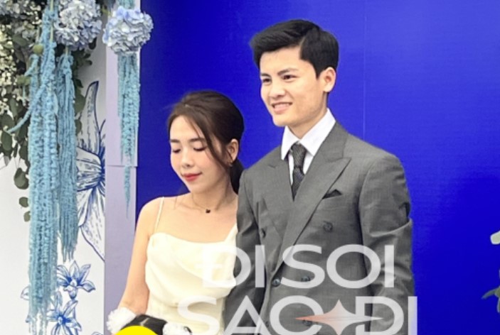 Anh trai Quang Hải bỗng viral trên MXH: Mặc đồ basic vẫn thu hút, visual sáng trưng không kém chú rể là bao