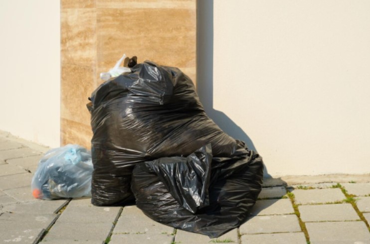 Sáng nào cũng thấy túi rác tung tóe khắp cổng, tôi lắp camera theo dõi và thấy nực cười khi biết mặt người ném