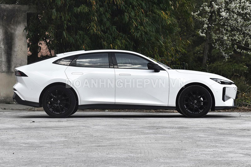 CLIP: Ngắm xe sedan lớn hơn Toyota Corolla Altis, công suất 188 mã lực, giá rẻ bất ngờ