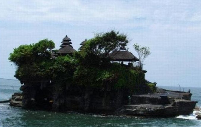 Ngôi chùa độc nhất vô nhị ở nước ngoài này nằm giữa biển, thủy triều lên cao biến thành đảo và thủy triều thấp lại quay vào đất liền