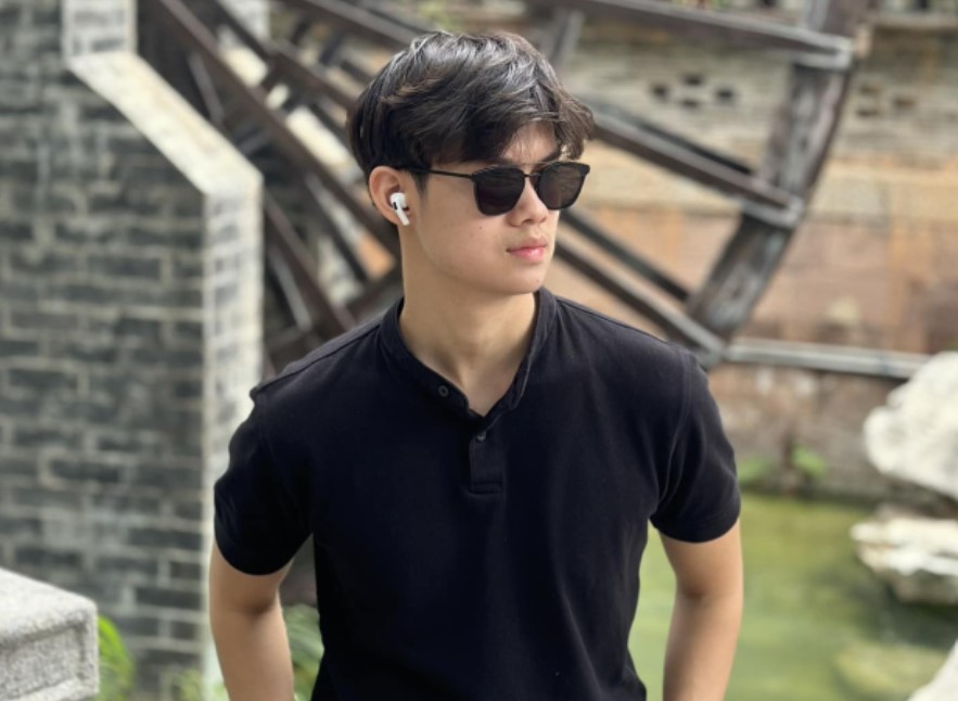 "Nữ hoàng ảnh lịch" đình đám có cậu con trai cực phẩm: Cao 1m80, học giỏi và chơi thể thao cũng đỉnh nốt