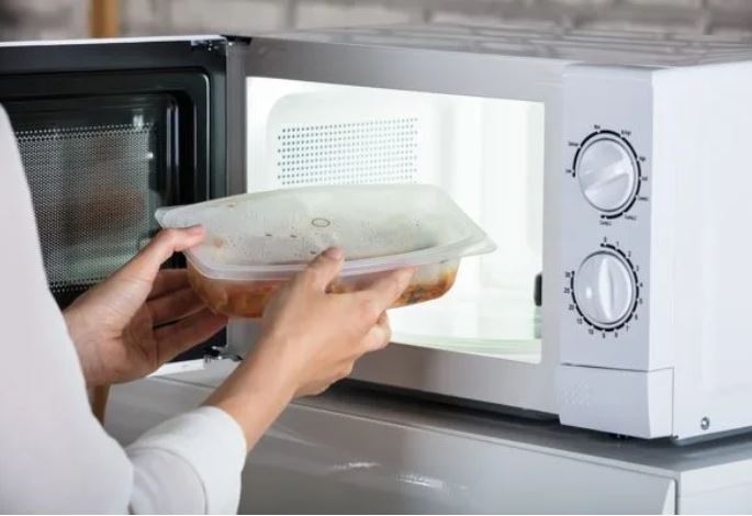 Chuyên gia chỉ ra 2 dụng cụ nhà bếp và 2 thực phẩm tuyệt đối không nên cho vào lò vi sóng kẻo phát sinh độc tố, thậm chí phát nổ