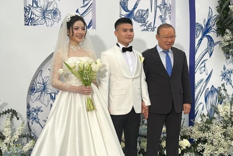 HLV Park Hang-seo có hành động ấm lòng trong ngày vui của Quang Hải