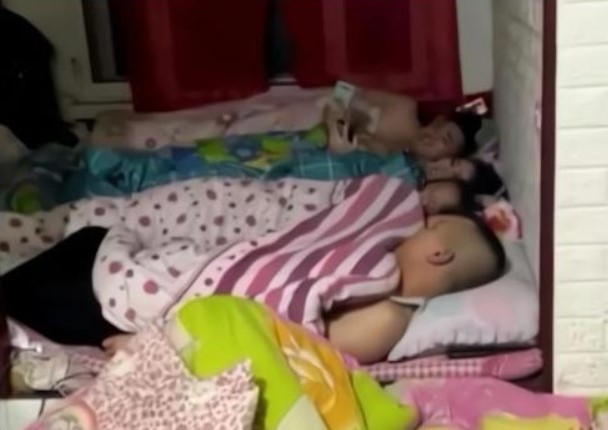 Phong tục kỳ lạ của người dân miền bắc Trung Quốc: Cả nhà 16 người nằm ngủ trên một chiếc giường, cả con gái, con rể đều nằm chung