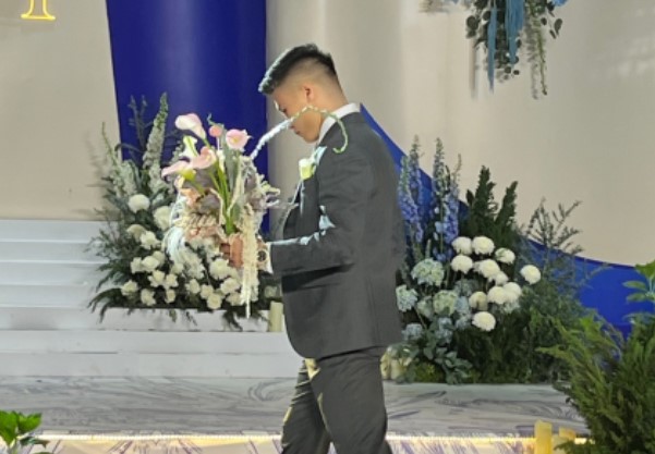 Bó hoa Quang Hải cầm đi trao cho Chu Thanh Huyền trong ngày cưới: Ý nghĩa đặc biệt với ước mong hôn nhân không còn sóng gió