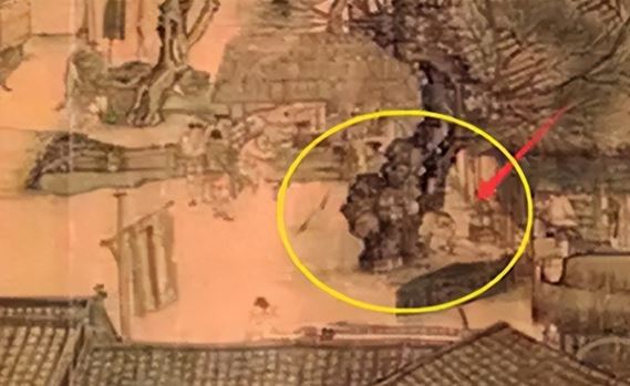 Phóng to bức tranh thời Thanh nổi tiếng phát hiện cảnh tượng xấu hổ, anh chàng tựa dưới gốc cây đang làm gì?