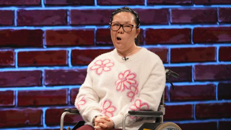 Ý chí kiên cường của cô gái khiếm thị viết sách 