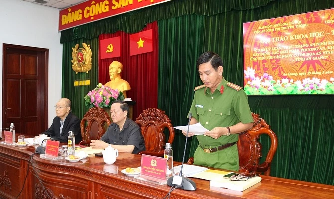 Đại tá, Ths Trần Văn Cung - Phó Giám đốc Công an tỉnh An Giang phát biểu chào mừng hội thảo.