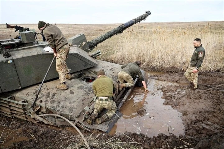Hình ảnh chiếc xe tăng Challenger 2 của Ukraine chìm trong bùn lầy.