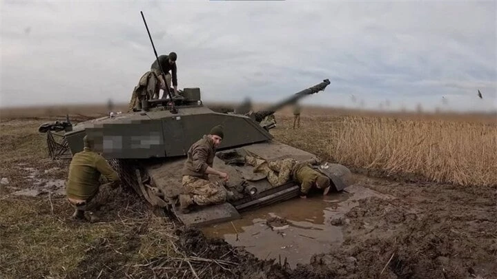 Binh lính Ukraine đang tìm cách cứu chiếc xe tăng khỏi vũng lầy.