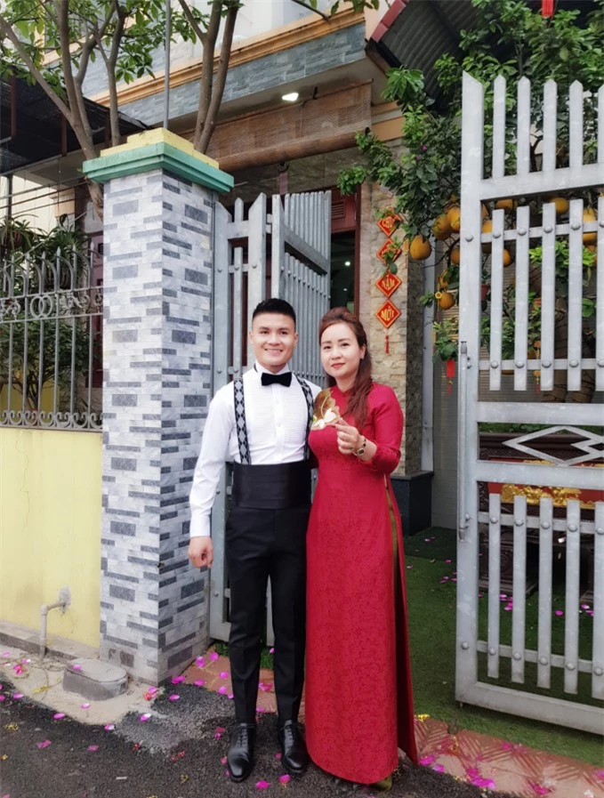 Quang Hải và mẹ nuôi trong ngày cưới (Ảnh: FBNV)
