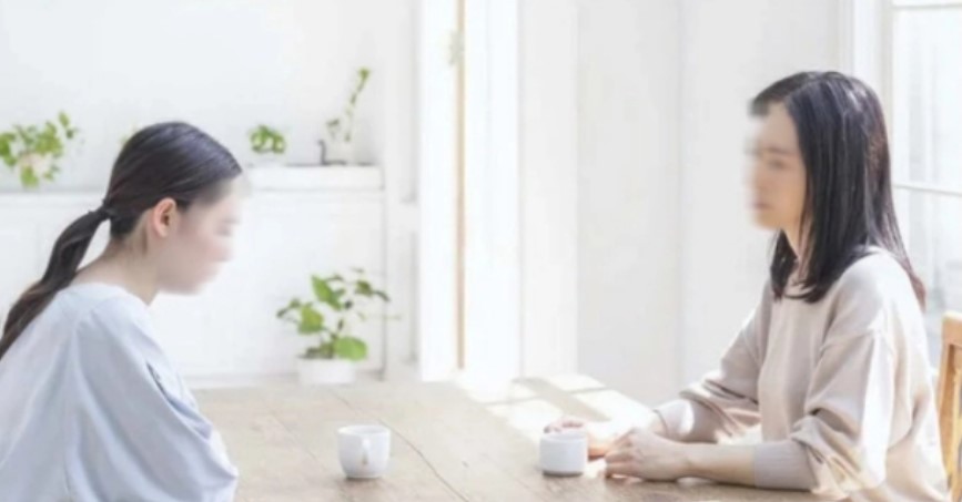 Biết tôi gặp khó khăn, em dâu đem 50 triệu đến biếu, em nhắc lại chuyện xưa khiến tôi ngỡ ngàng