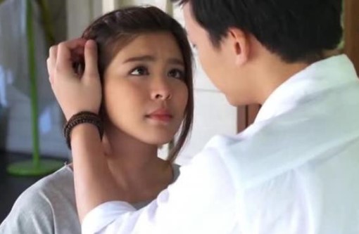 Nhắm mắt lấy anh nhân viên phục vụ bàn, đến khi cả đống tiền rơi xuống chân tôi mới điếng người