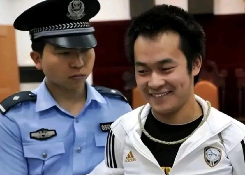 Bức ảnh "sát nhân mỉm cười" kỳ lạ khiến nhiều người khó hiểu: Sự thật đằng sau là bài học dạy con không bao giờ cũ