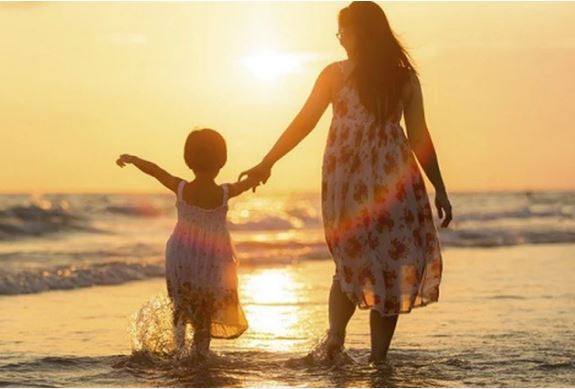 Đau đớn xoay tiền chữa bệnh cho con gái, tôi sửng sốt khi một người đàn ông 50 tuổi nhét vào tay cuốn sổ tiết kiệm 2 tỷ cùng yêu cầu quá đột ngột