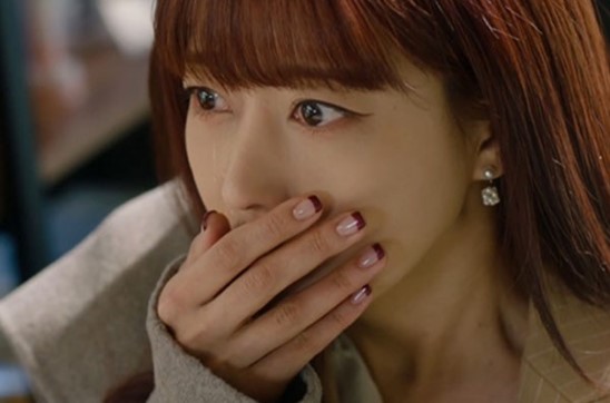 Thấy hình cô bạn thân treo trước cửa nhà anh trai, khi biết sự thật tôi choáng váng và hối hận vô cùng