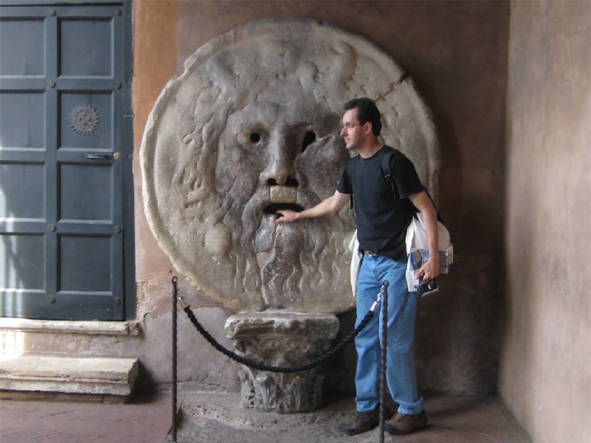 Mouth of Truth: Một chiếc mặt nạ bằng đá cẩm thạch hay máy phát hiện nói dối cổ xưa của Rome? - Ảnh 2.
