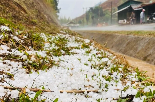 Mưa đá, giông lốc làm hàng trăm ngôi nhà bị sập đổ, tốc mái - Ảnh 3.