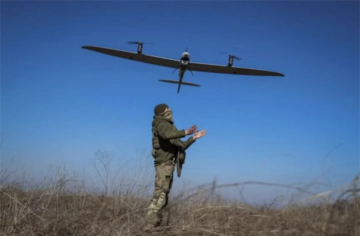 Hình ảnh binh sĩ Ukraine phóng máy bay không người lái trinh sát. (Ảnh: Reuters)