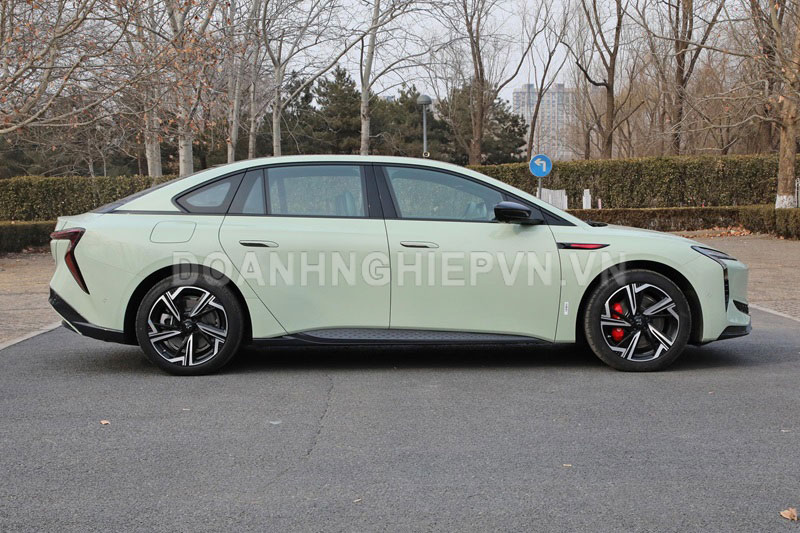 ‘Rolls-Royce Trung Quốc’ với công suất 619 mã lực, giá rẻ bất ngờ