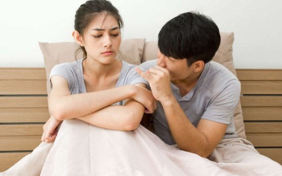 Giặt mớ đồ chồng đi công tác về thay, tôi đau đớn phát hiện vật lạ, đến khi nghe chồng giải thích liền hộc tốc về ngoại để rồi phải hối hận