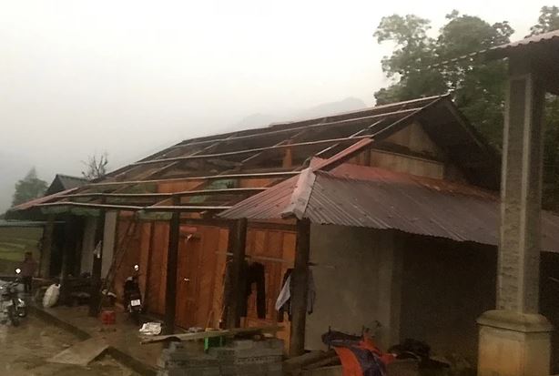 Mưa đá, giông lốc làm hàng trăm ngôi nhà bị sập đổ, tốc mái