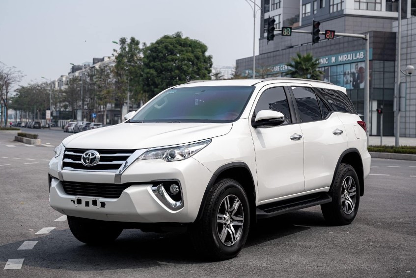 Sau 5 năm lăn bánh, Toyota Fortuner cũ trượt giá ngang một chiếc Honda City