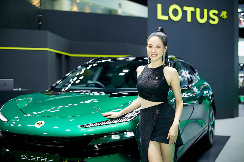 Dàn mỹ nhân tuyệt sắc bên xe hơi