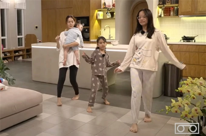 4 mẹ con Phạm Quỳnh Anh cùng nhảy trên nền nhạc bài 
