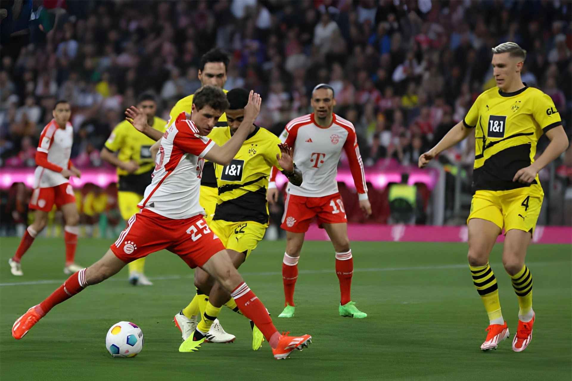 Dortmund đánh bại Bayern trên sân Allianz Arena ở vòng 27 Bundesliga