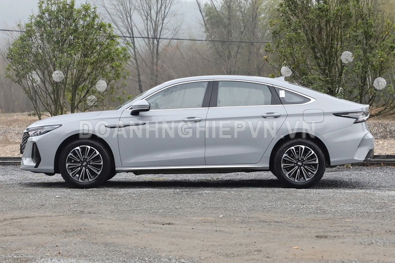 Hãng xe sắp vào Việt Nam giới thiệu xe sedan công suất 360 mã lực, tiêu thụ xăng ít hơn xe máy, giá gần 360 triệu đồng 