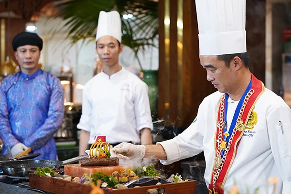 Master Chef Lê Nguyễn Hoàn Long – Phó Chủ tịch Hiệp hội Siêu đầu bếp thế giới chế tác món “Đông Tây hội ngộ” – Bò Mỹ sốt tiêu rừng Tây Giang (Quảng Nam). 