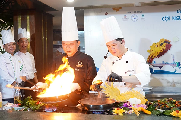 Hai đầu bếp nổi tiếng Lê Văn Khánh và Doãn Văn Tuấn trình diễn tại sự kiện.