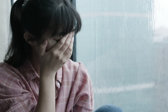 Suốt 4 tháng chồng cũ không chuyển khoản tiền nuôi con, tức mình tôi dắt con đến đòi tiền thì tê tái với cảnh tượng trong nhà