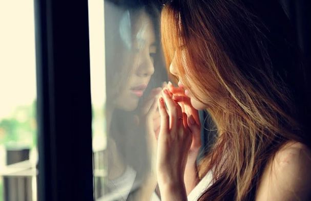 Vừa thấy người yêu tôi, mẹ đã liếc xéo rồi nói thẳng thừng: "Khi nào dát vàng từ cổng vào nhà thì hãy cưới con gái tôi"