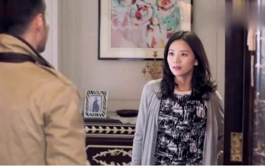 Đưa bạn gái về ra mắt gia đình, bất ngờ gặp lại người yêu cũ đang ngồi bán rau ngoài chợ cùng một đứa nhỏ bên cạnh