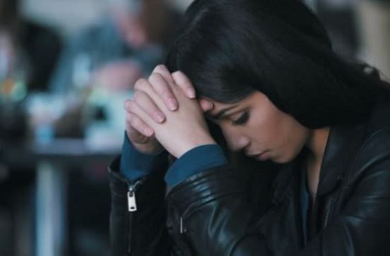 Gặp người yêu của em gái, tôi đứng chết trân tại chỗ còn anh ta lén cúi xuống giấu đi sự thảng thốt trong lòng