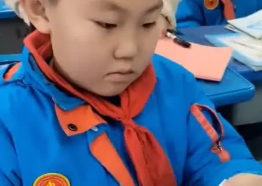 Học sinh bị các bạn cười nhạo vì mơ ước trở thành nhân viên bảo vệ, cô giáo viết 10 từ đơn giản mà "cứu rỗi" cả cuộc đời