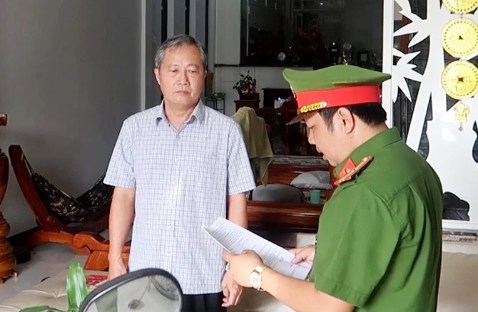 Cơ quan Công an thi hành Lệnh khám xét chỗ ở của bị can Huỳnh Lê Phong
