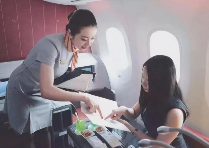 Bí mật về khoang hạng nhất: Nữ tiếp viên bật mí sự thật đằng sau hậu trường