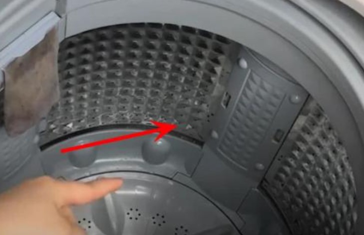 Máy giặt có một bộ phận đặc biệt, tháo ra mỗi tháng để lồng giặt sạch sẽ, quần áo thơm tho bất chấp mùa nồm