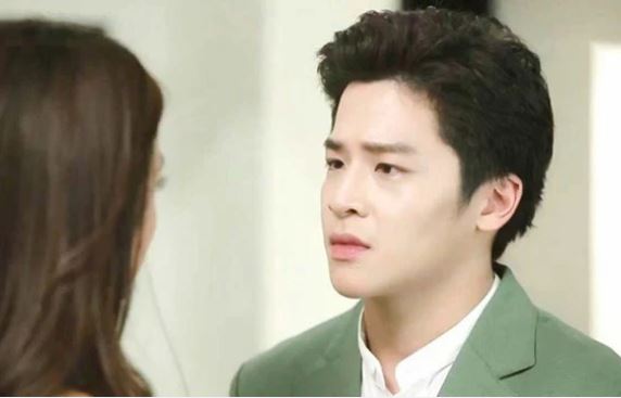 Vừa nhìn thấy tôi, người yêu cũ lập tức trợn trừng kinh hãi, lắp bắp không thốt nổi lời nào