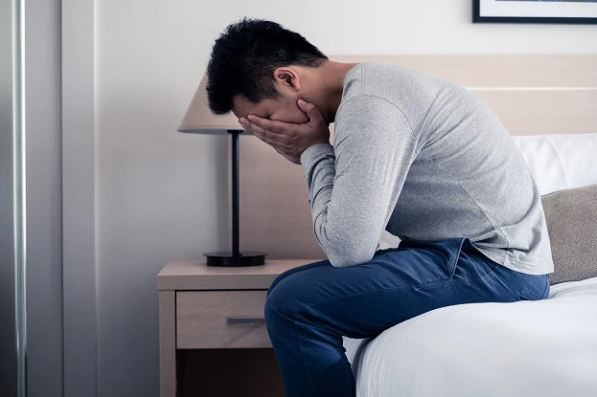 Thấy người yêu xắn tay áo rửa bát, tôi thừ người nghĩ đến những ngày trời nắng như đổ lửa nhưng em vẫn mặc chiếc áo dài kín tay