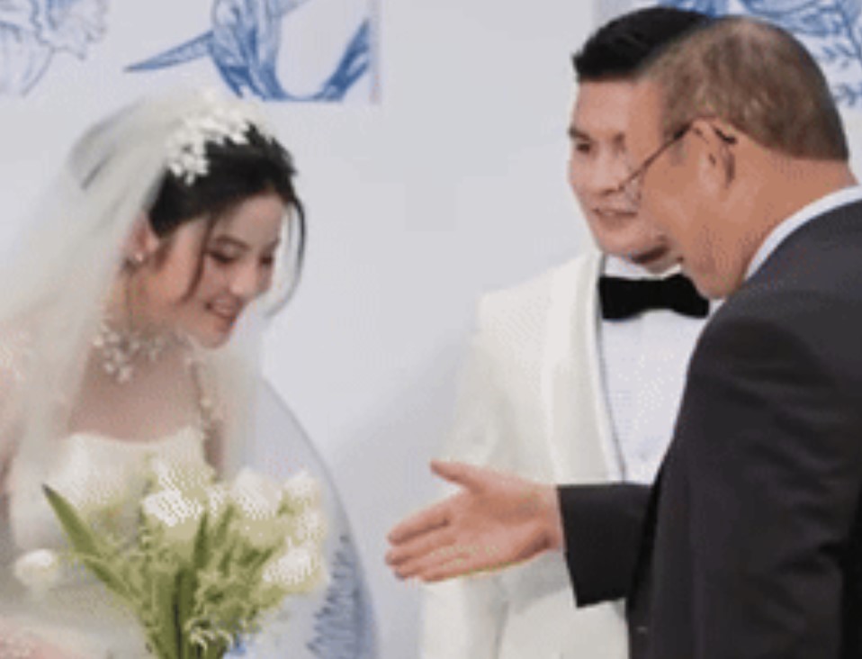 Chu Thanh Huyền và Doãn Hải My cúi chào HLV Park Hang-seo, trợ lý tiết lộ thầy không cần phiên dịch khi nói chuyện với các bạn nữ xinh đẹp